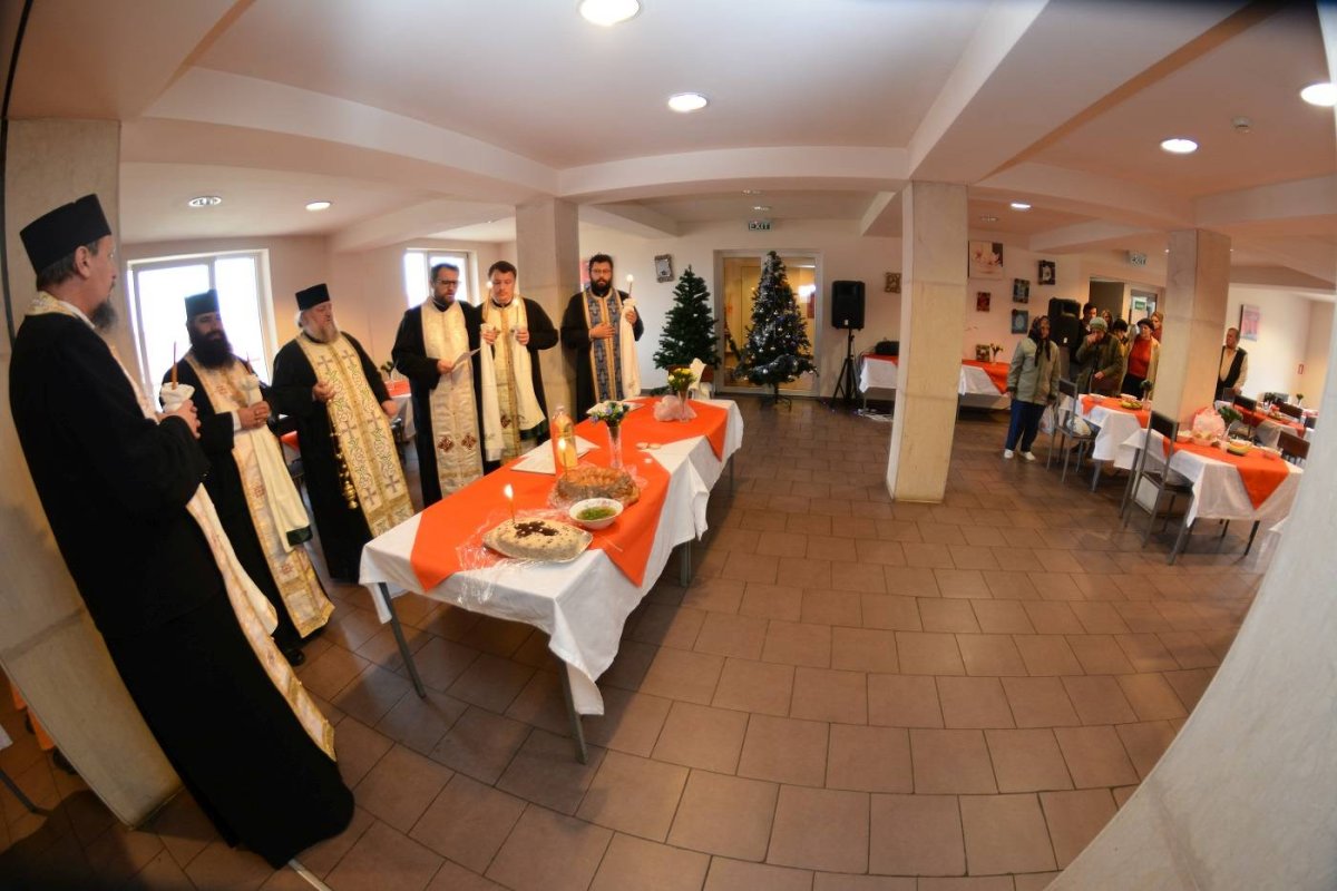 Masă caldă pentru bătrânii din Bucium 26891