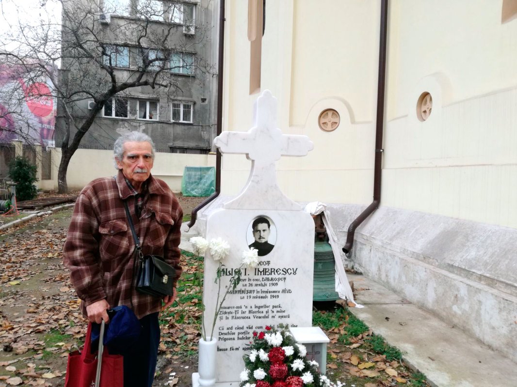 Un chip al demnității și credinței în vremuri grele 26925