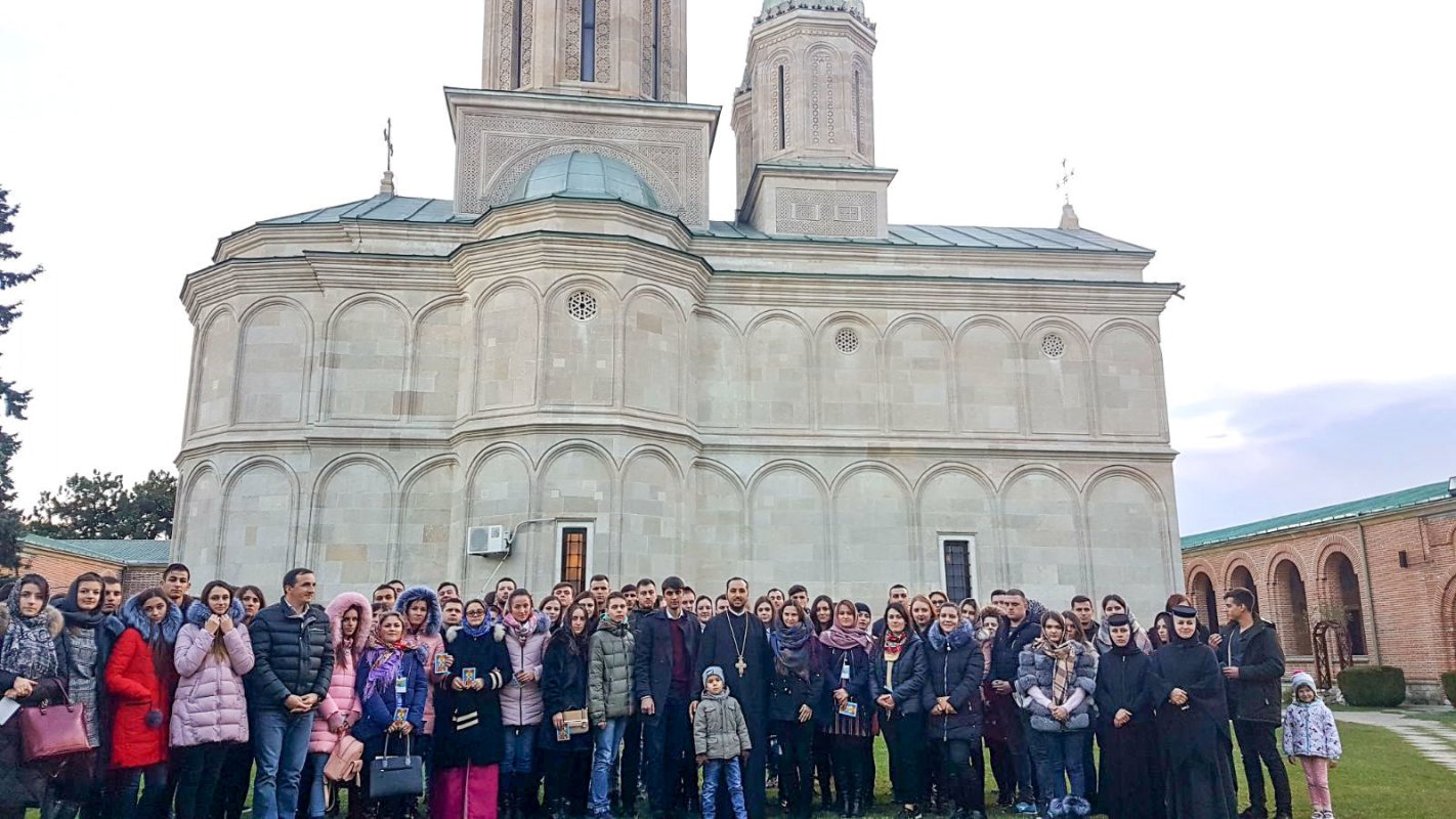Tineri basarabeni în vizită la Mănăstirea Dealu 26880