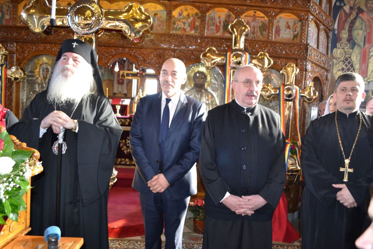 Comuniune și binecuvântare în parohii bănăţene  26795