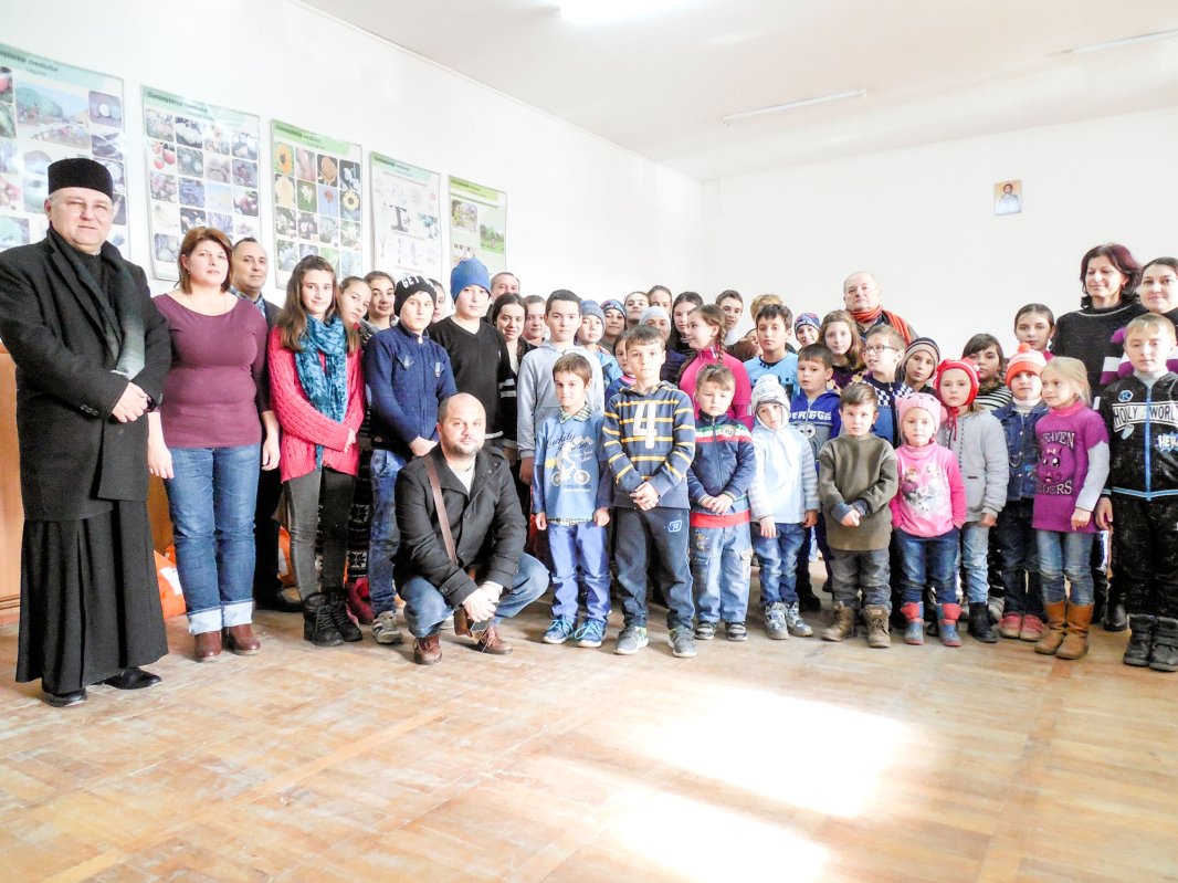 Rechizite, haine și alte daruri pentru elevii din Jugureni  26591