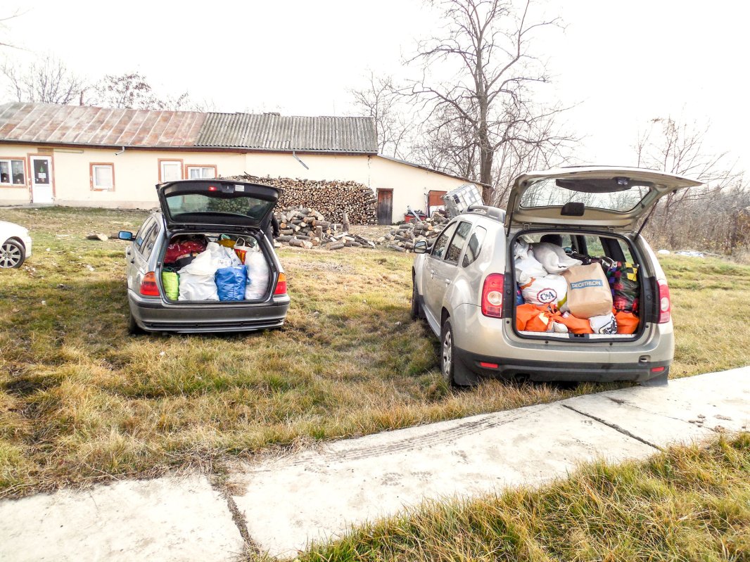 Rechizite, haine și alte daruri pentru elevii din Jugureni  26593