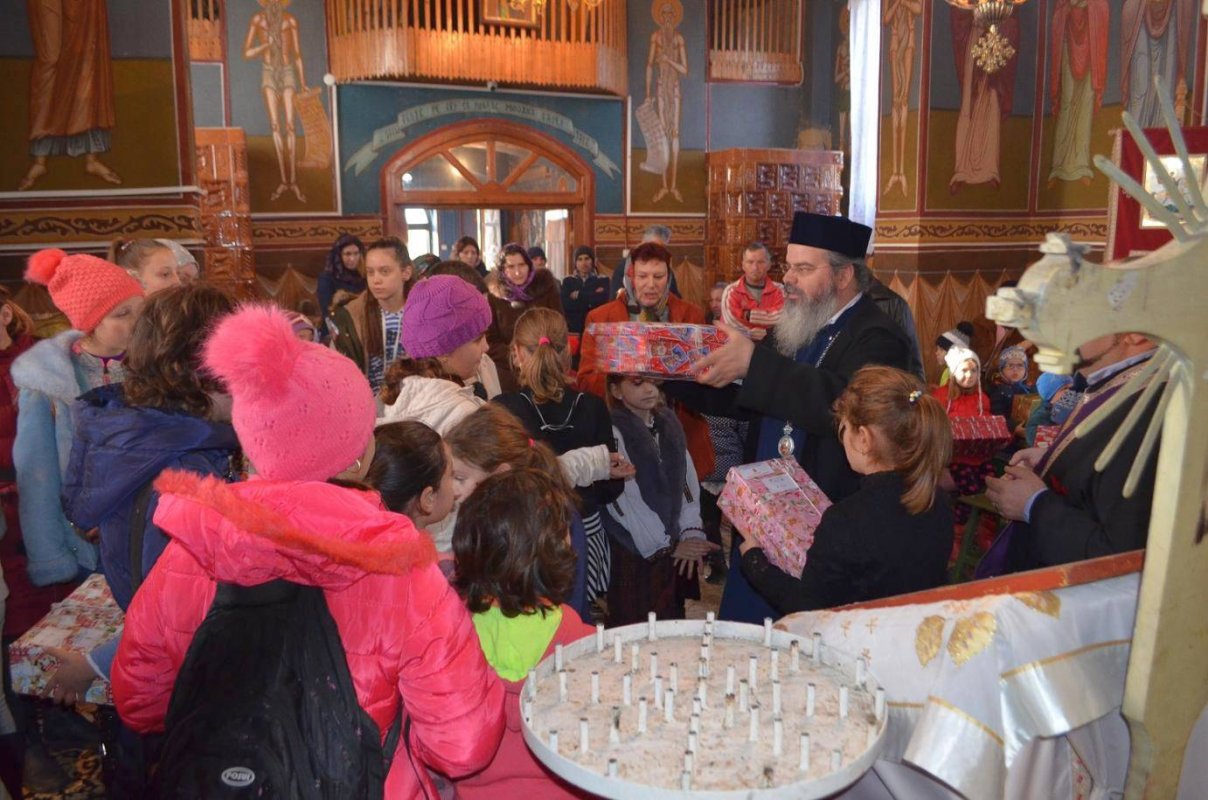 „Cutia de cadouri pentru Moş Crăciun“, în Eparhia Huşilor 26361