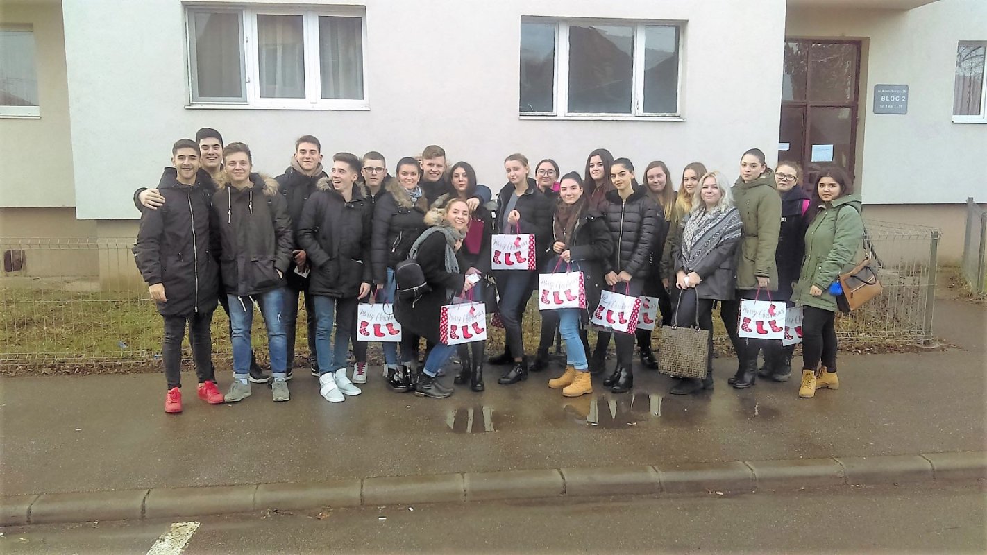 Daruri oferite de elevi clujeni copiilor instituționalizați 26379