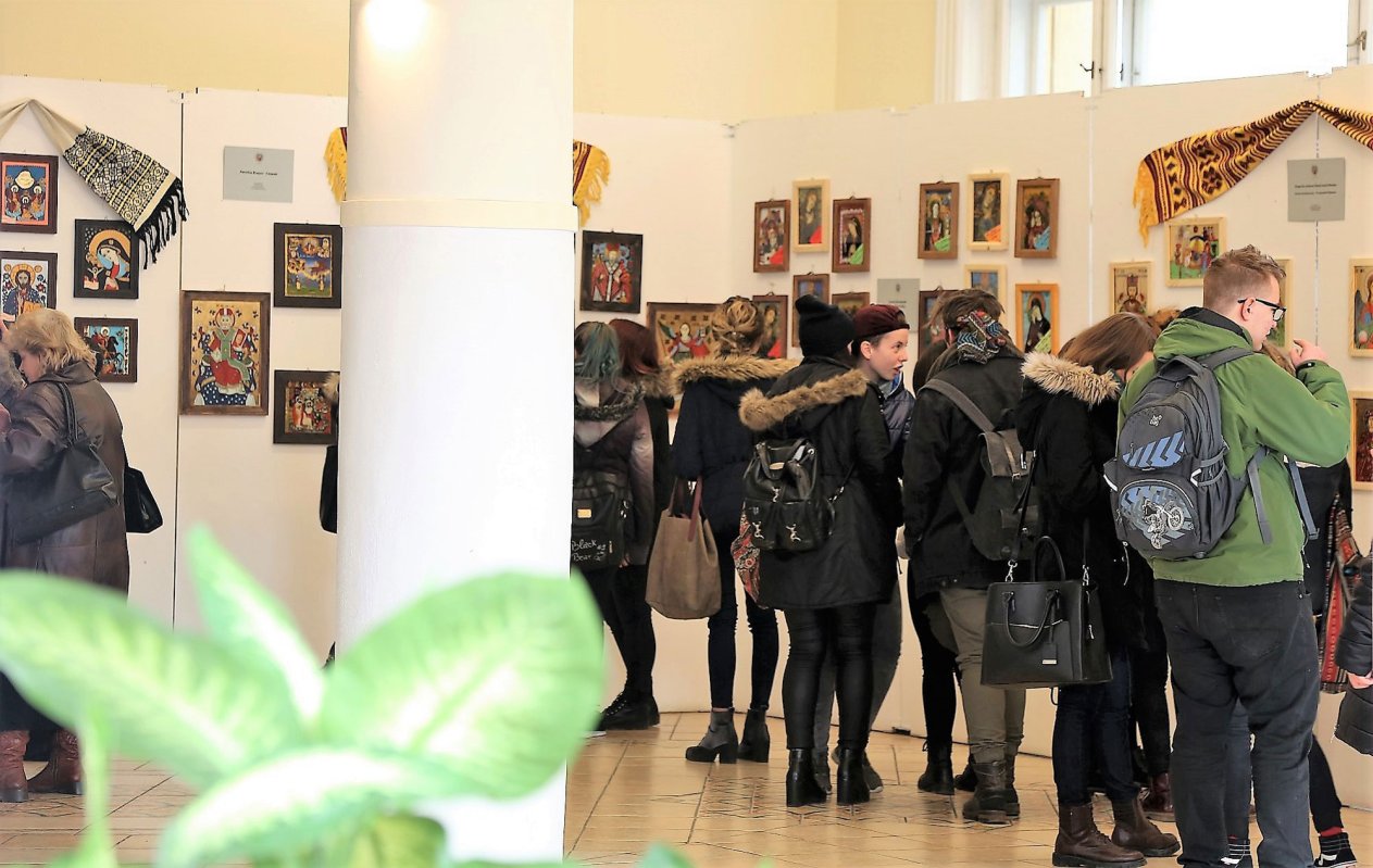 Expoziția „Chipuri sfinte din inimile copiilor”, la Primăria Sibiu 26376