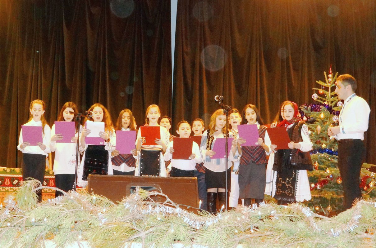 Colinde şi fapte de filantropie, în aşteptarea praznicului Naşterii Domnului 26255