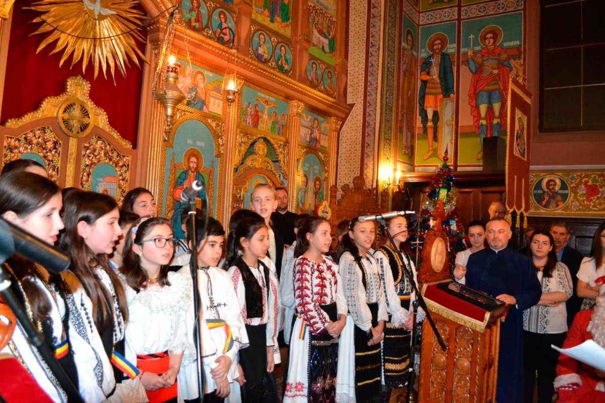 Colinde şi fapte de filantropie, în aşteptarea praznicului Naşterii Domnului 26262