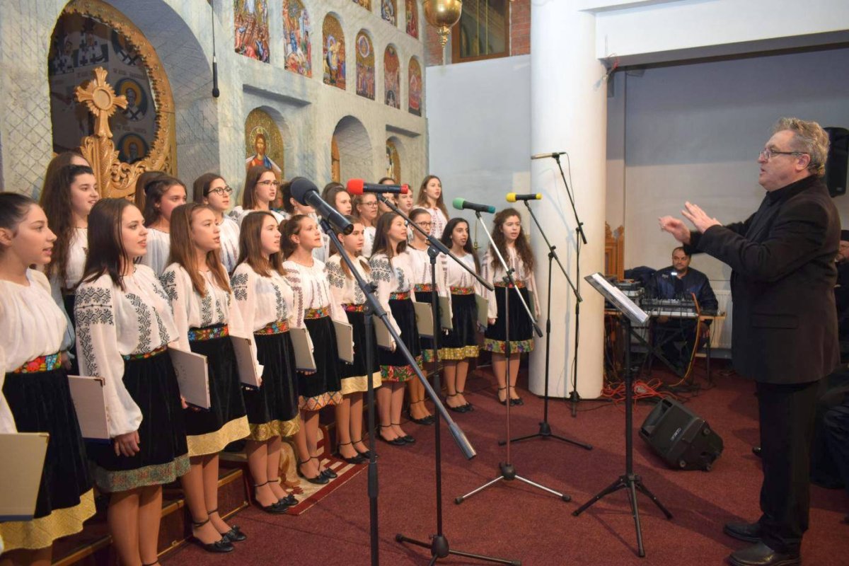 Colindul sfânt şi bun, primit în suflete de moldoveni 26249