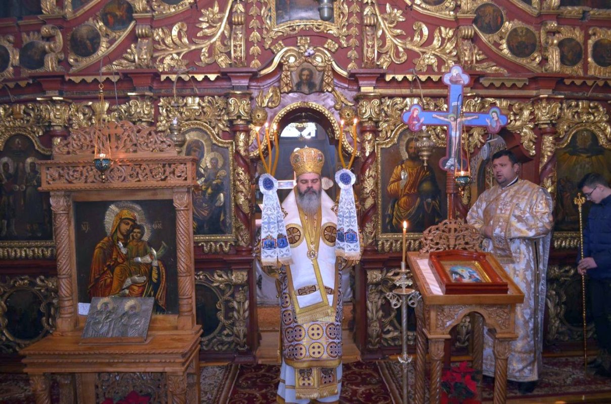 Slujire arhierească la Biserica „Înălţarea Domnului“ din Huşi 26244