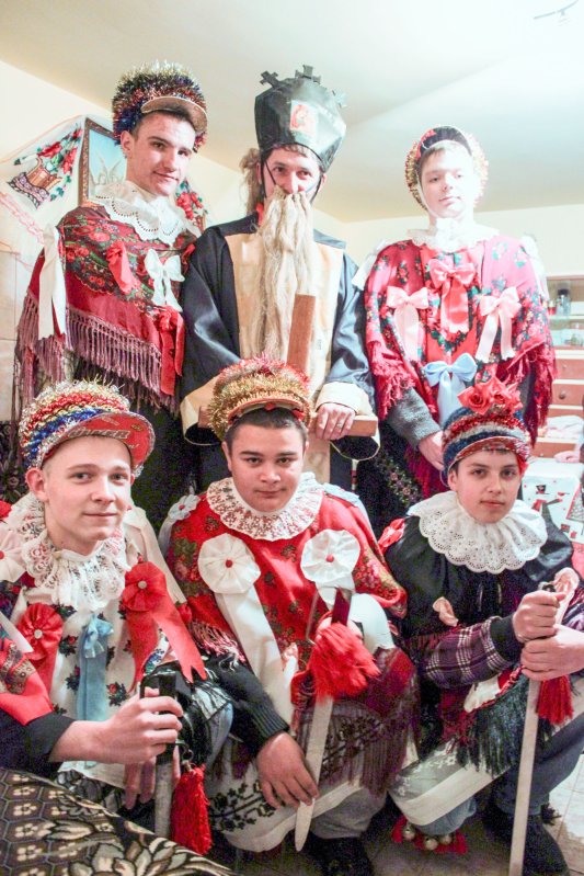 Noi umblăm și colindăm 26135