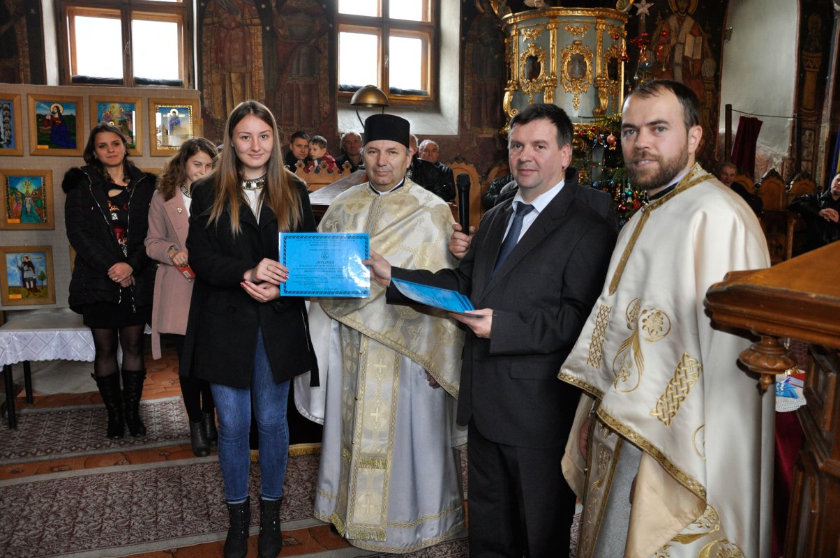 Expoziție de icoane pe sticlă pictate de copii iconari, la Rășinari 25753