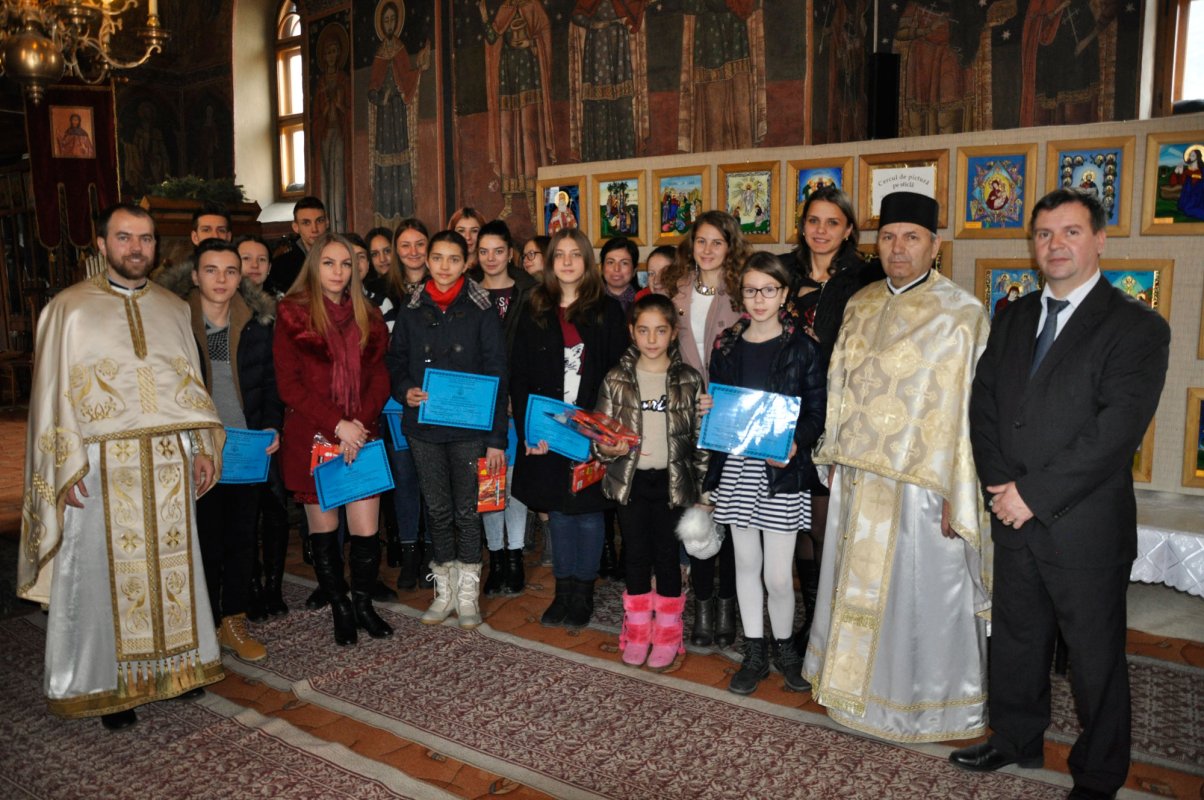 Expoziție de icoane pe sticlă pictate de copii iconari, la Rășinari 25754