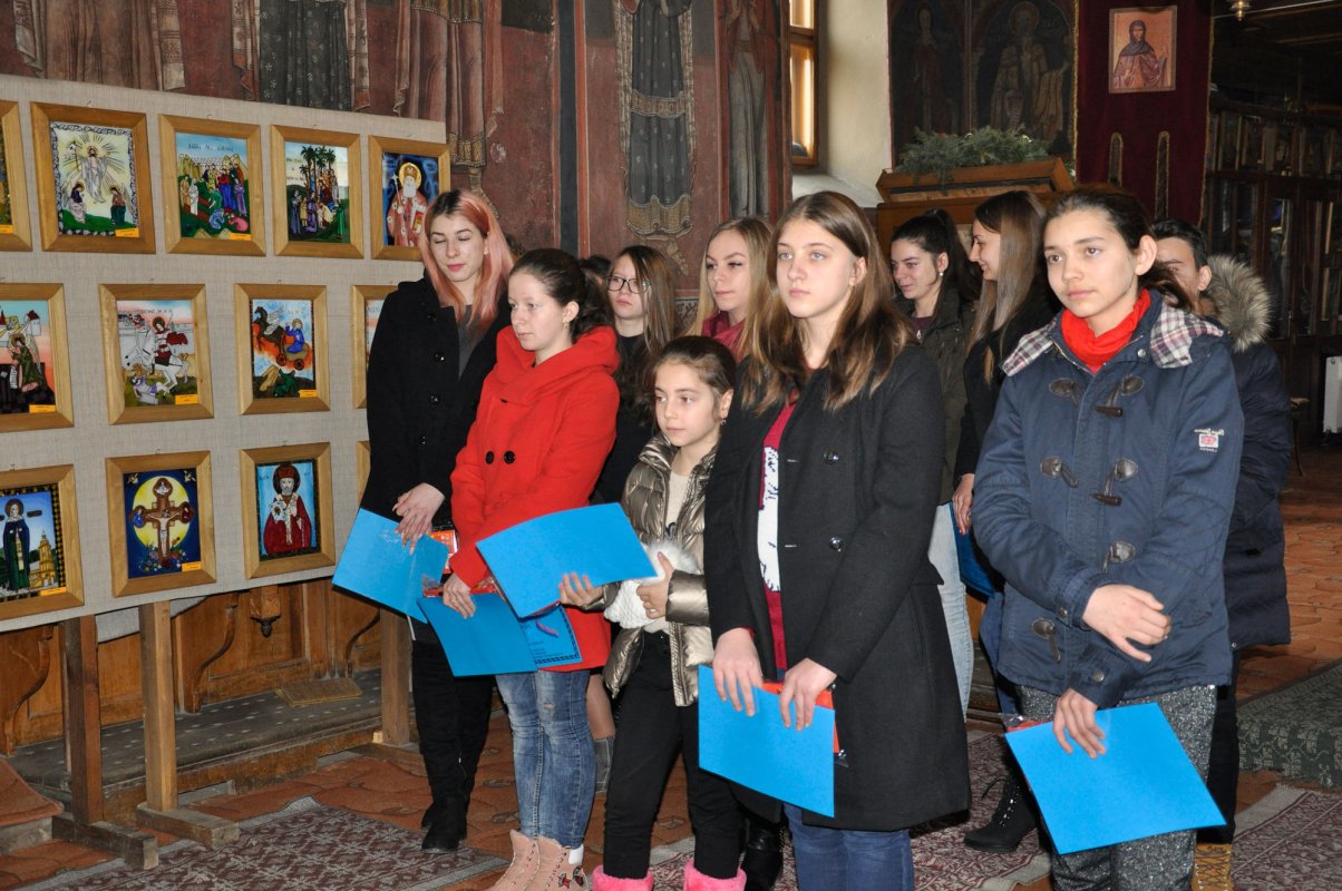 Expoziție de icoane pe sticlă pictate de copii iconari, la Rășinari 25755