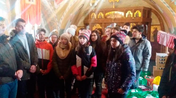 Ajutor oferit de elevi brașoveni unor copii din Rupea 25661