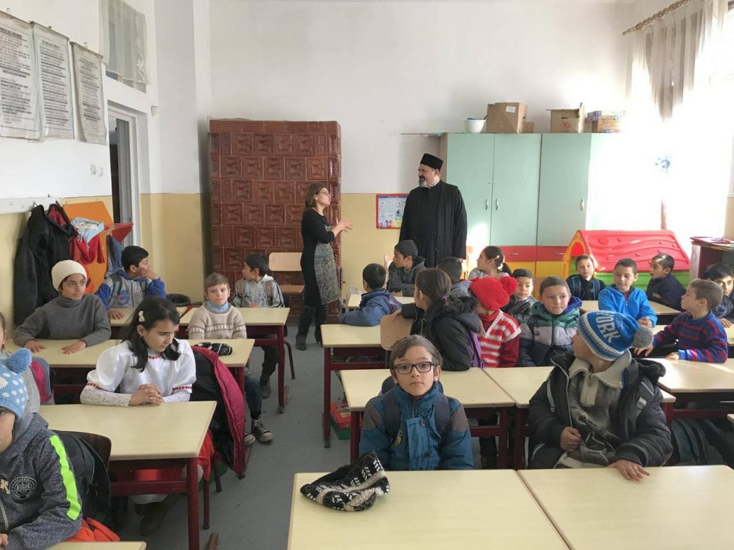 Mobilier pentru elevii Şcolii Fâstâci 25513