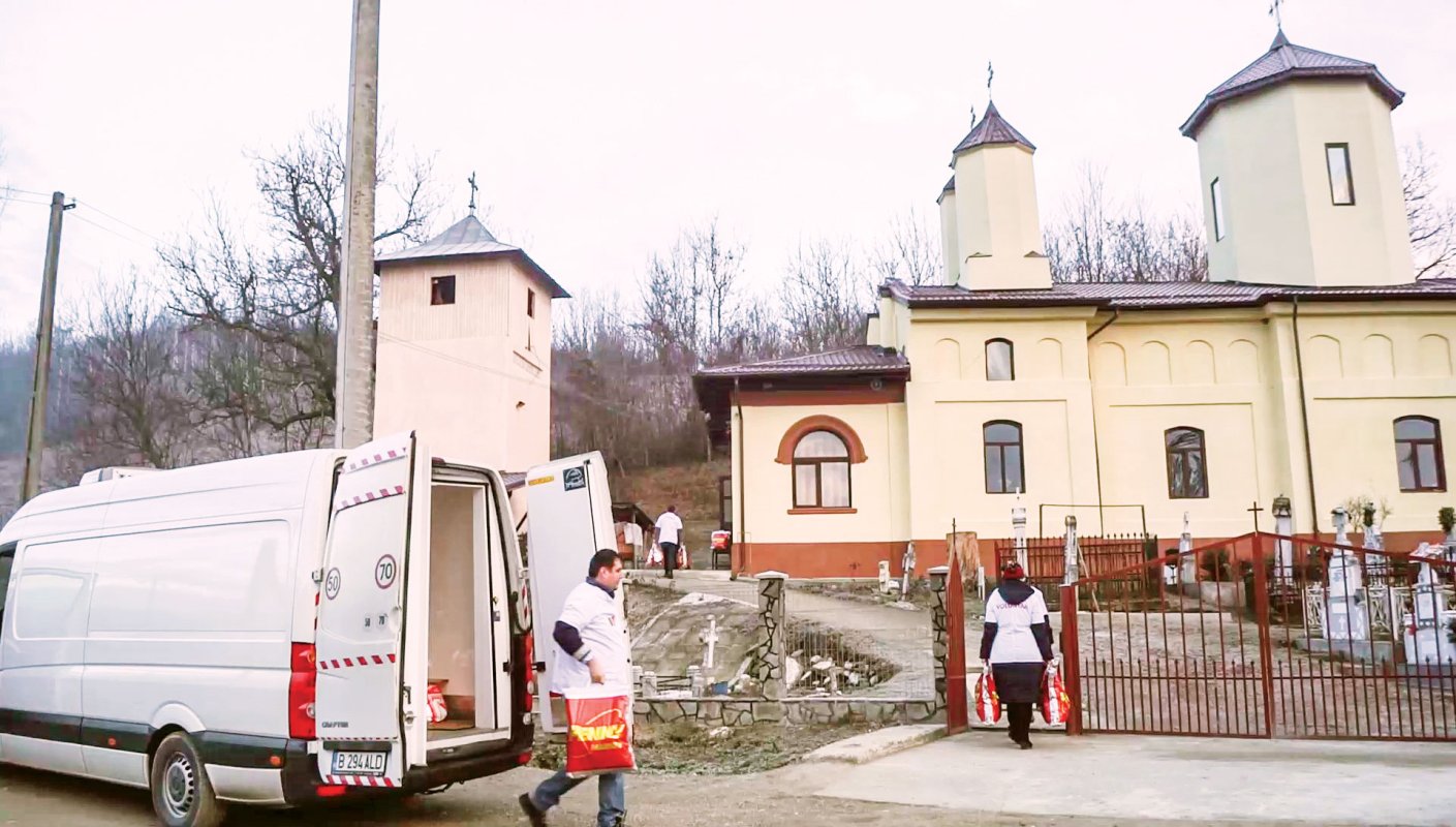 Pachete cu alimente dăruite enoriaşilor Parohiei Matiţa 25559