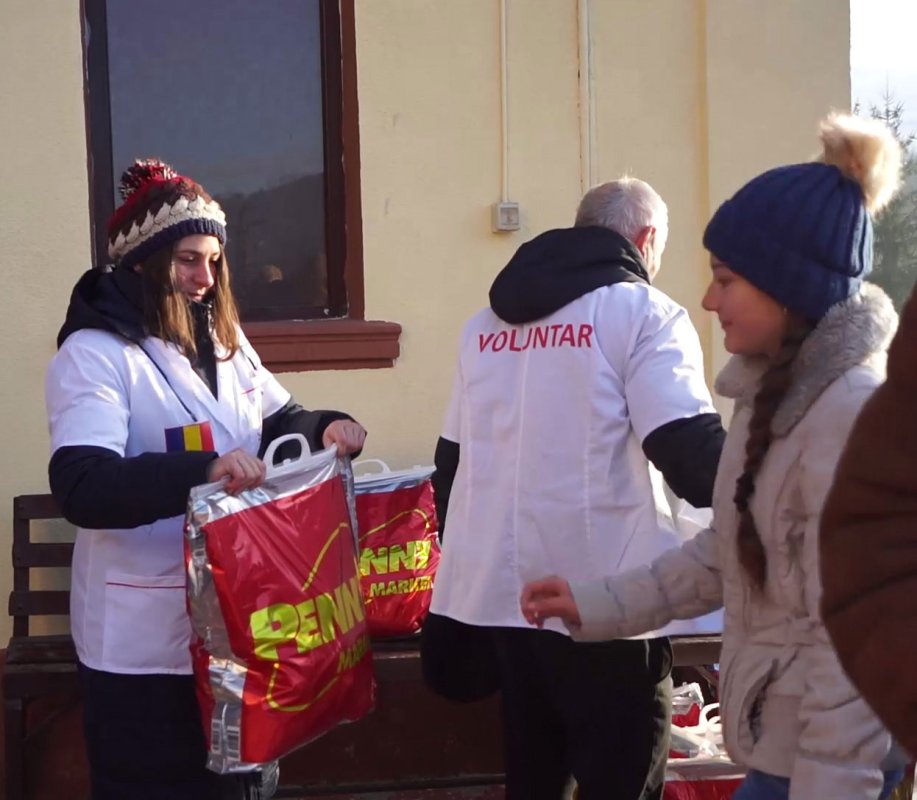 Pachete cu alimente dăruite enoriaşilor Parohiei Matiţa 25562