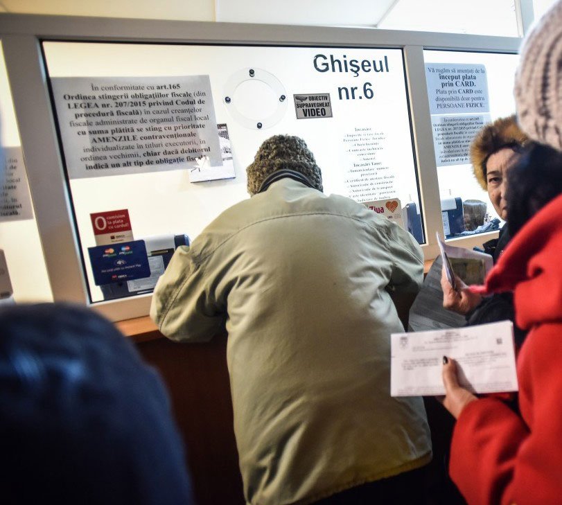 Cozi la ghişeele de plată a taxelor locale 25505