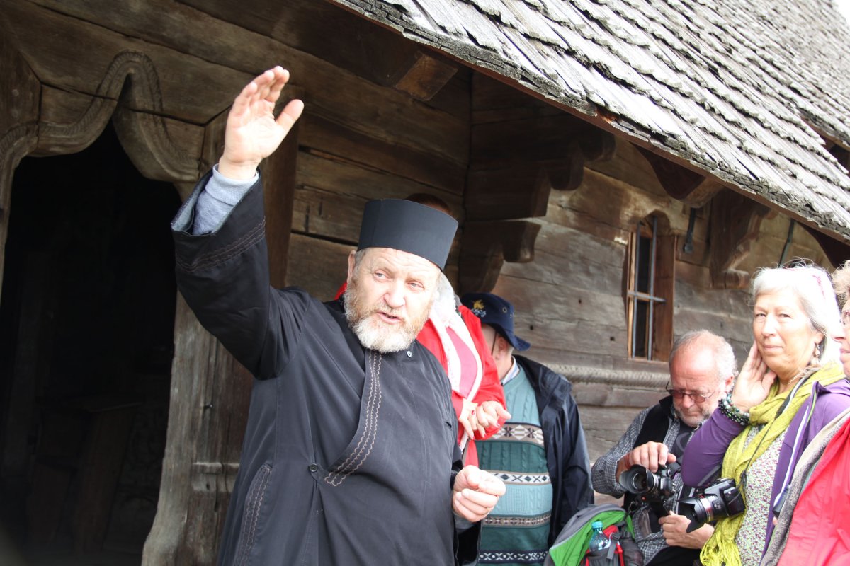 Biserica din Rogoz, coloana infinitului pe plaiuri maramureşene 25378