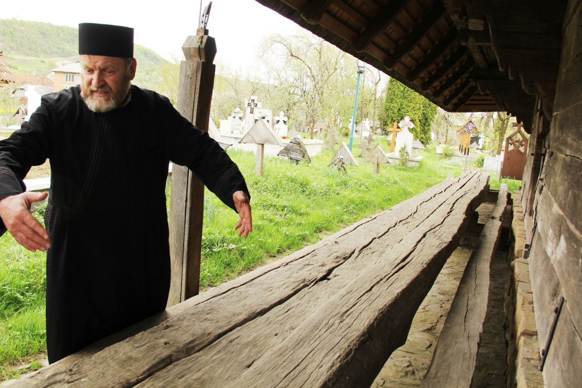 Biserica din Rogoz, coloana infinitului pe plaiuri maramureşene 25379