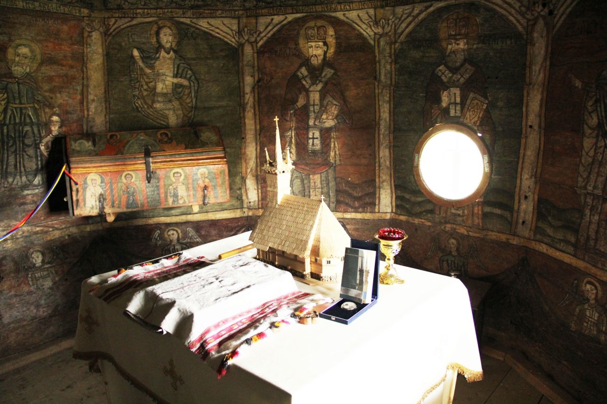 Biserica din Rogoz, coloana infinitului pe plaiuri maramureşene 25381