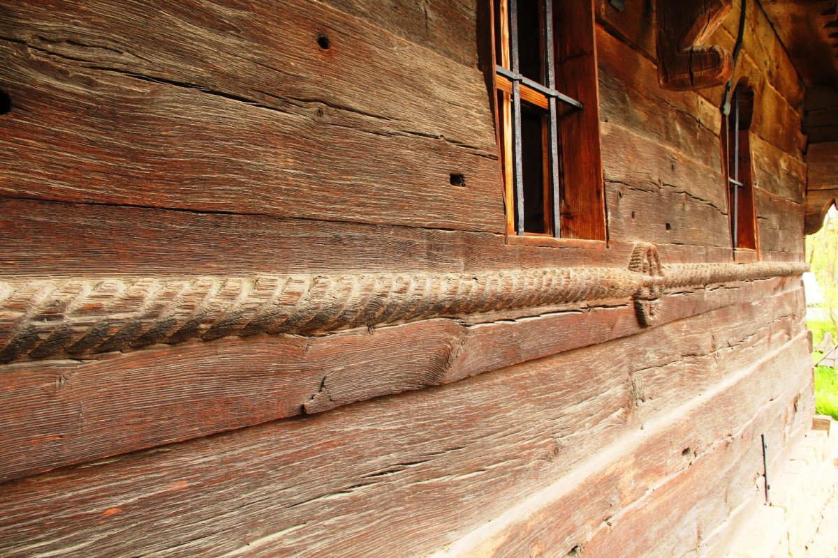 Biserica din Rogoz, coloana infinitului pe plaiuri maramureşene 25389