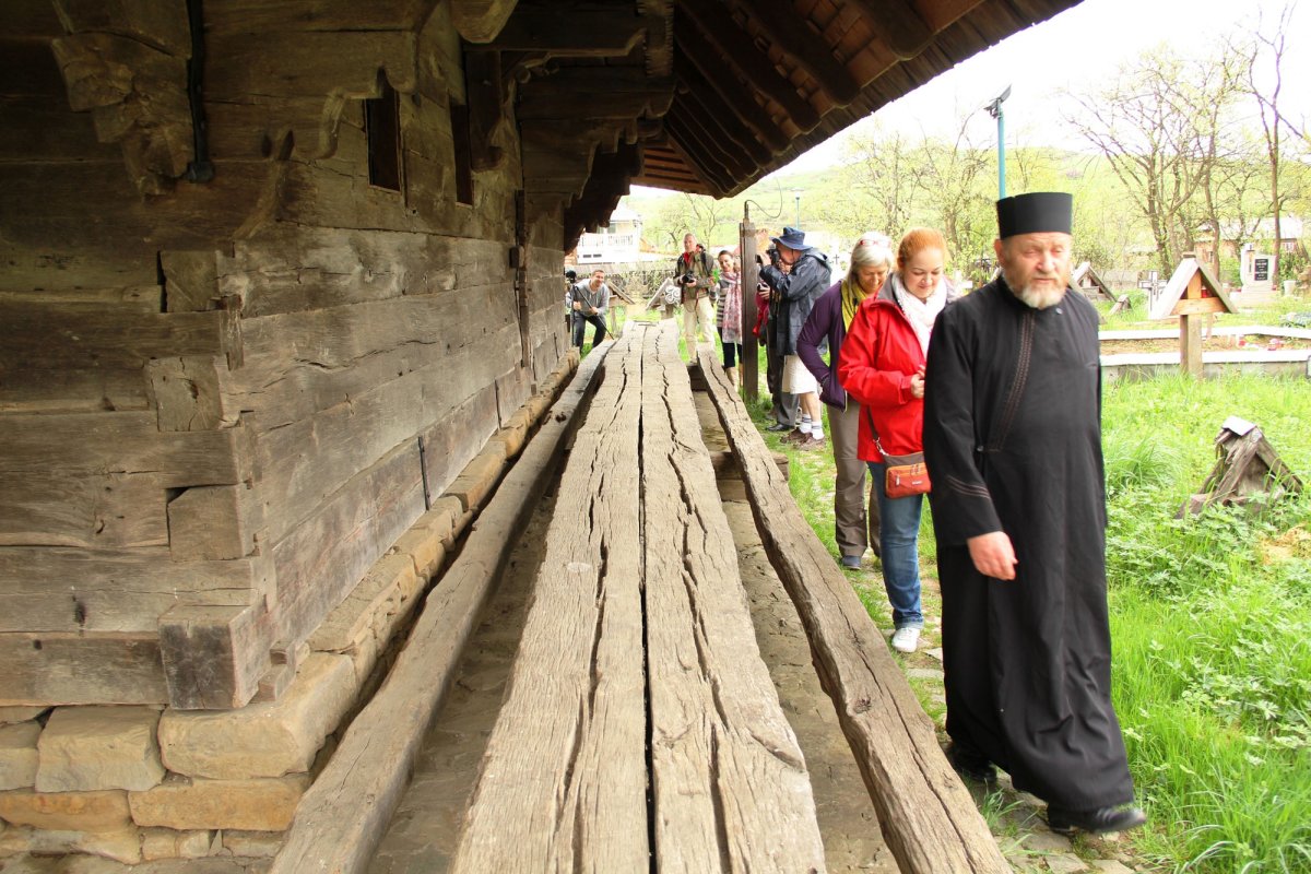 Biserica din Rogoz, coloana infinitului pe plaiuri maramureşene 25395