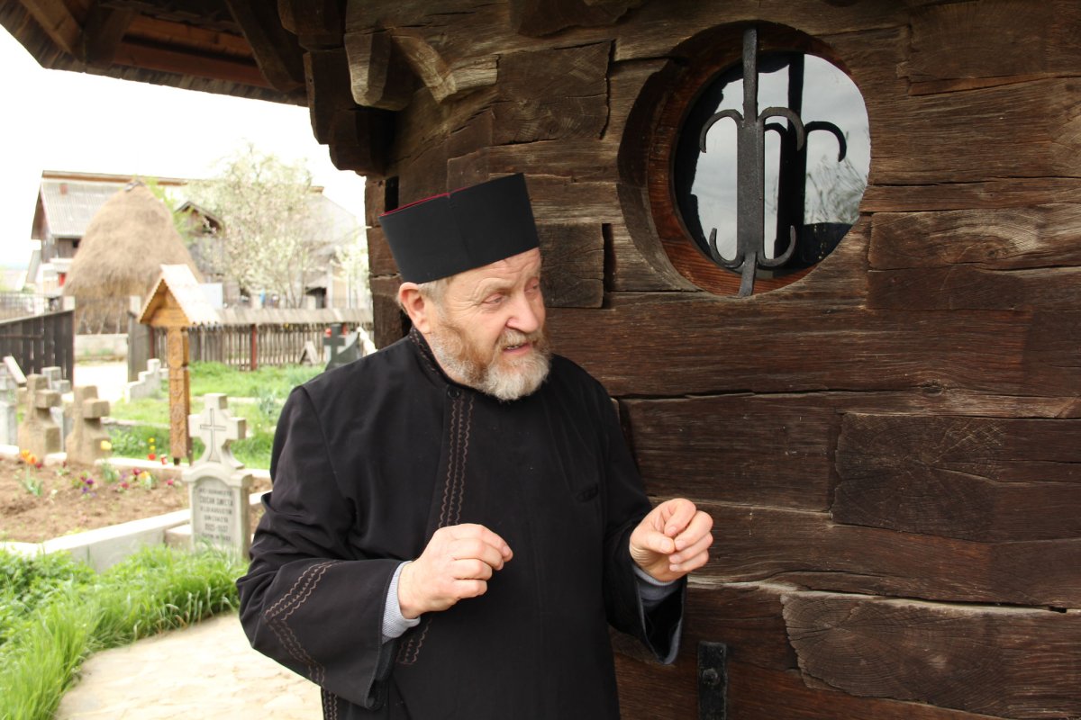 Biserica din Rogoz, coloana infinitului pe plaiuri maramureşene 25405