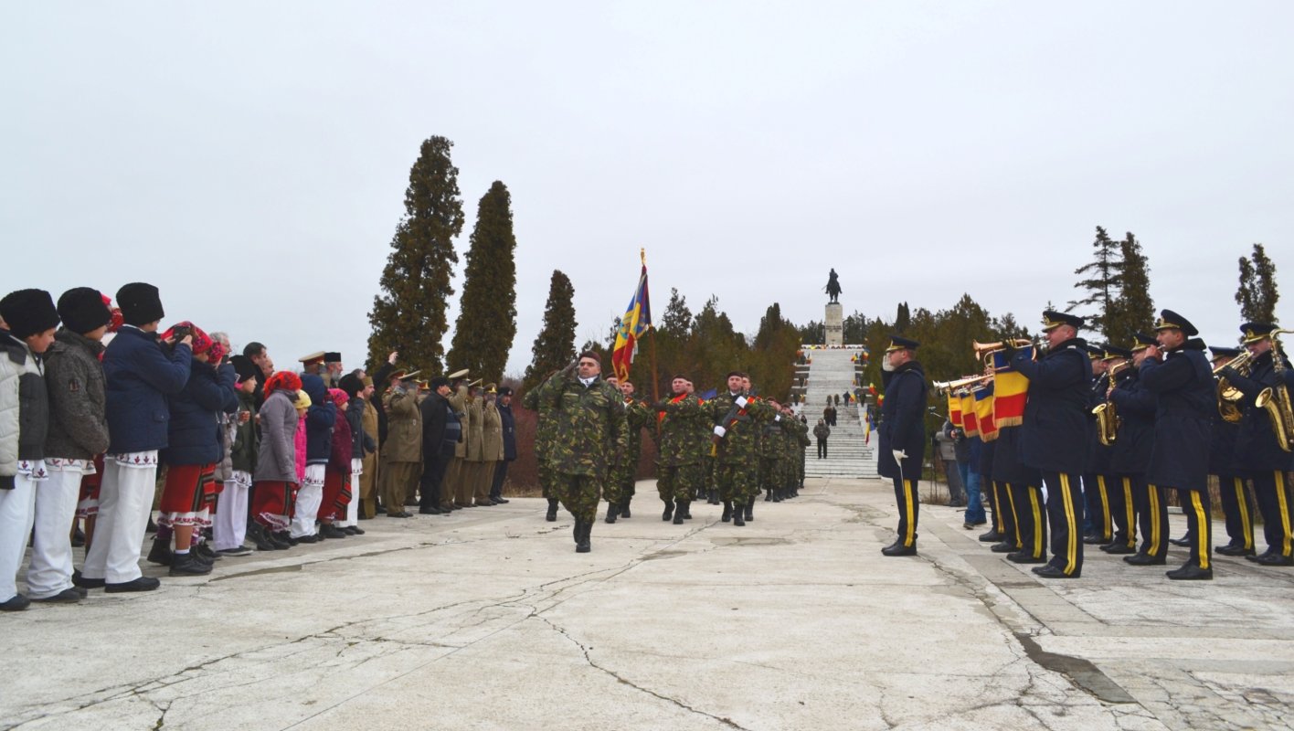 Ceremonie religioasă şi militară la Podu Înalt 25311