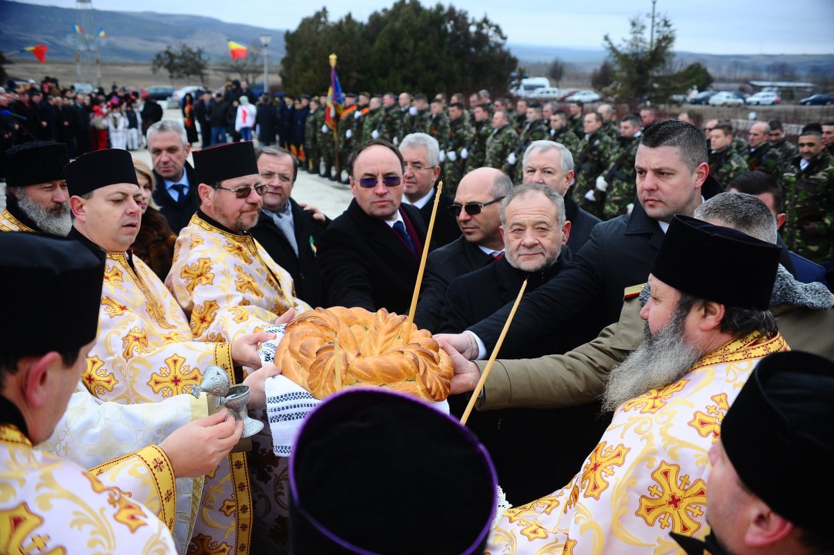 Ceremonie religioasă şi militară la Podu Înalt 25313