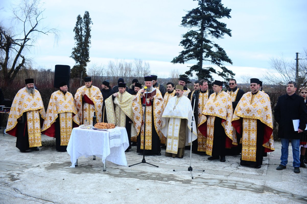 Ceremonie religioasă şi militară la Podu Înalt 25314