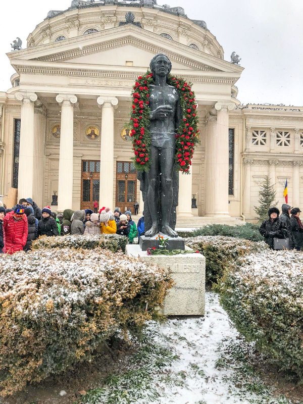 Hlamidă de flori pe umerii statuii lui Eminescu 25163