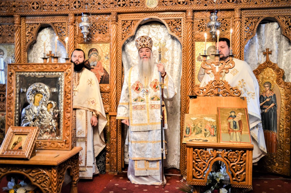 Liturghii arhiereşti la Cârcea şi Vodiţa 24948