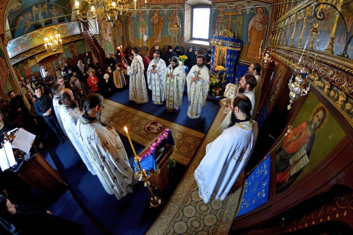 „Sfinții Atanasie și Chiril au apărat și mărturisit credința cea adevărată” 24843