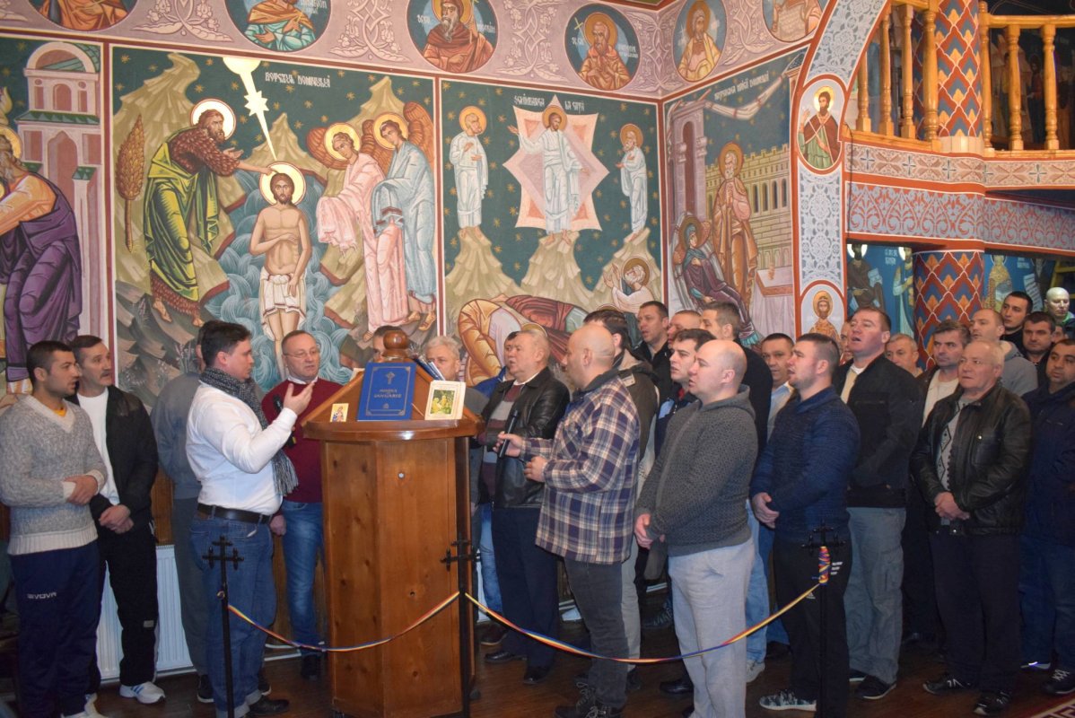 Foști și actuali deținuți, cântăreți în strana capelei din Penitenciarul Botoșani 24796