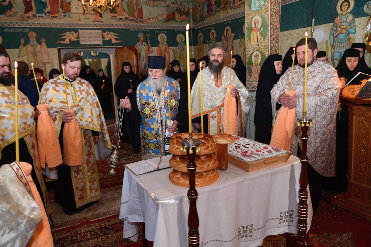 Rugăciuni de pomenire la mormântul Mitropolitului Anastasie Crimca 24799