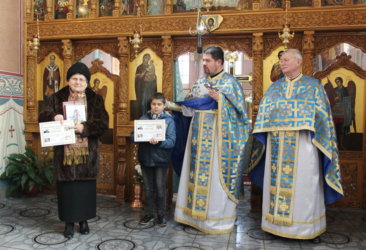 Cititorii fideli ai bibliotecii parohiei clujene „Naşterea Domnului”, premiaţi 24316