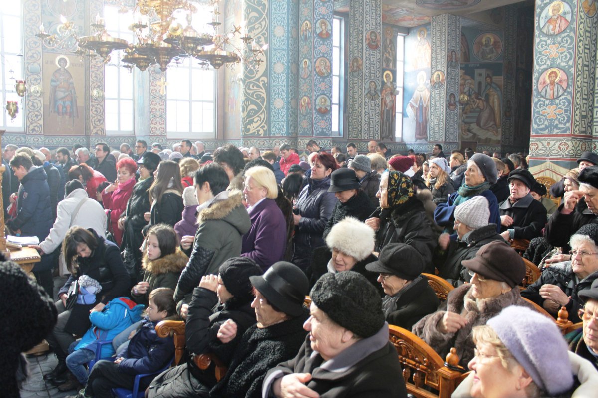 Cititorii fideli ai bibliotecii parohiei clujene „Naşterea Domnului”, premiaţi 24318
