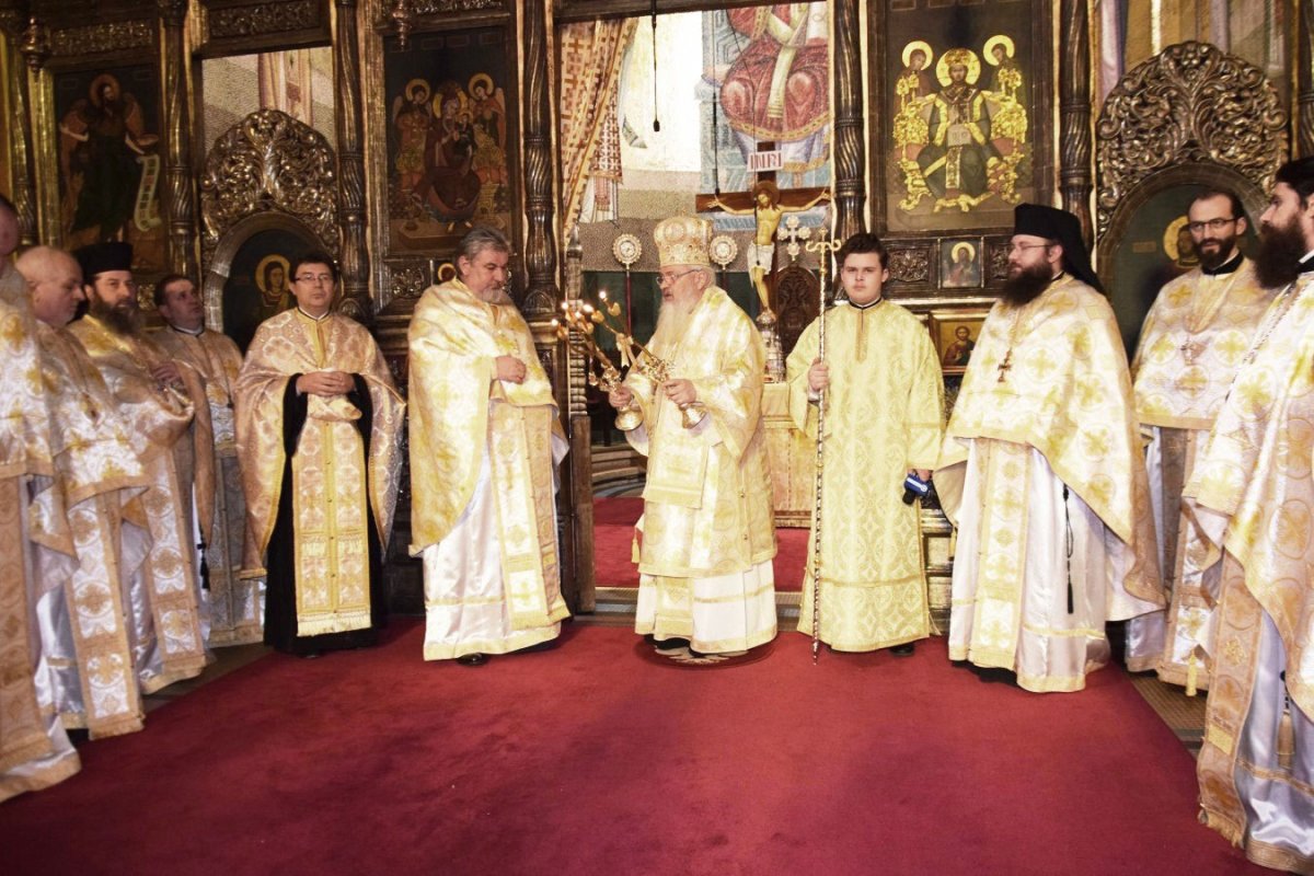 Sărbătoarea Sfinţilor Trei Ierarhi 24256