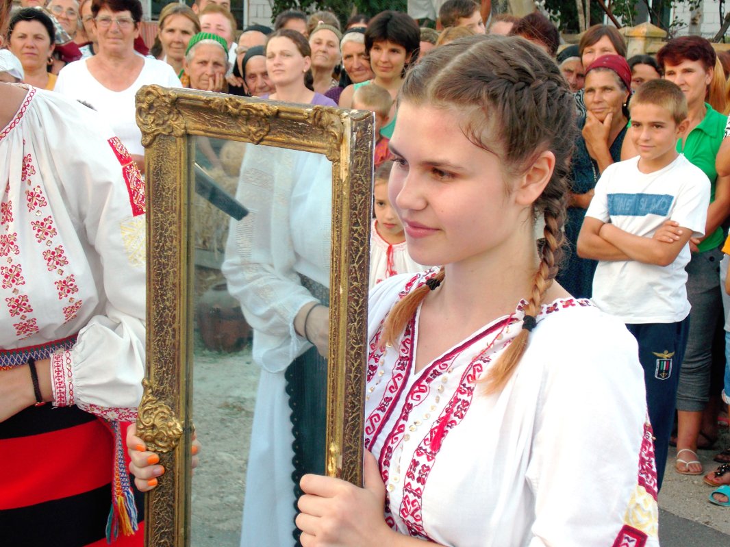 „Hora satului” adună comunitatea în jurul Bisericii 24141