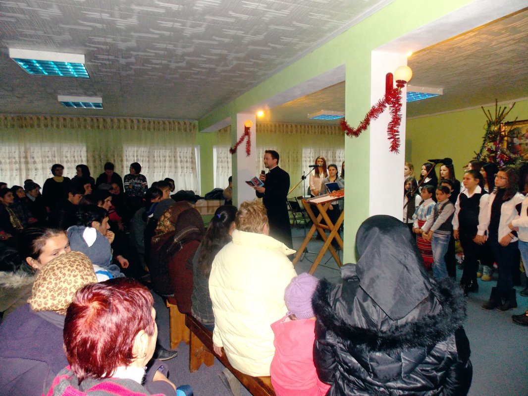 „Hora satului” adună comunitatea în jurul Bisericii 24144