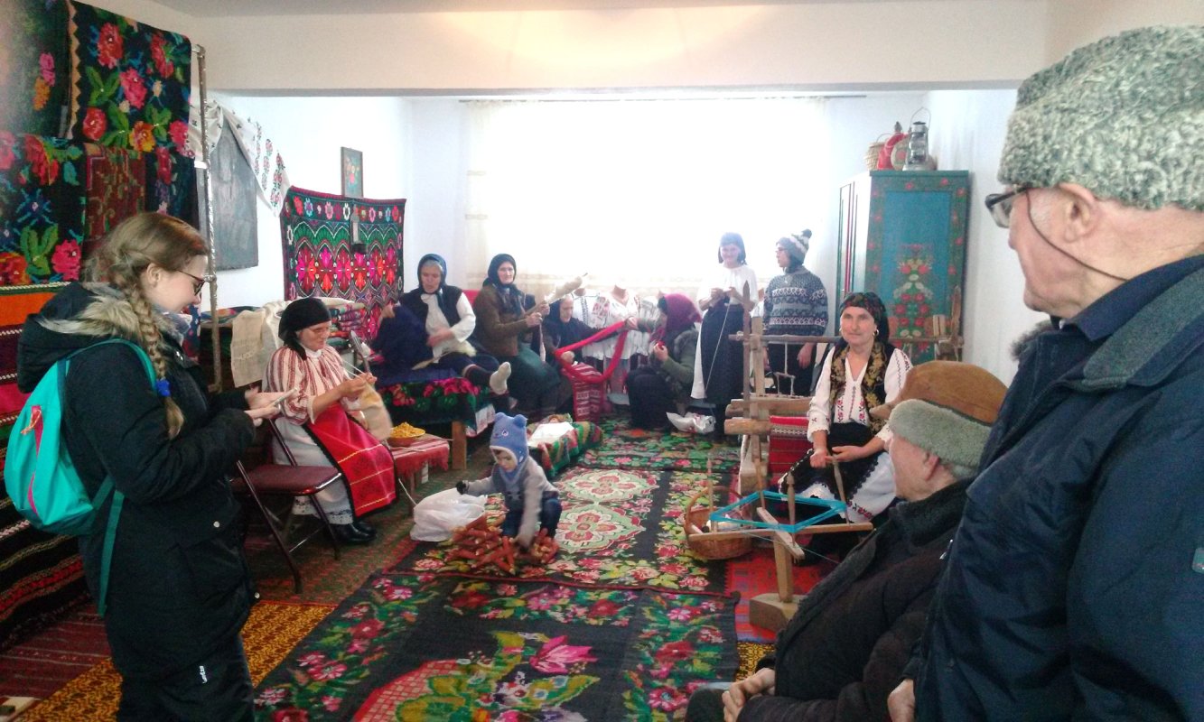 „Hora satului” adună comunitatea în jurul Bisericii 24145