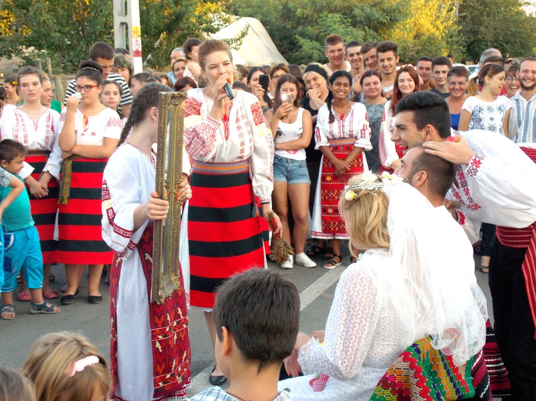 „Hora satului” adună comunitatea în jurul Bisericii 24146