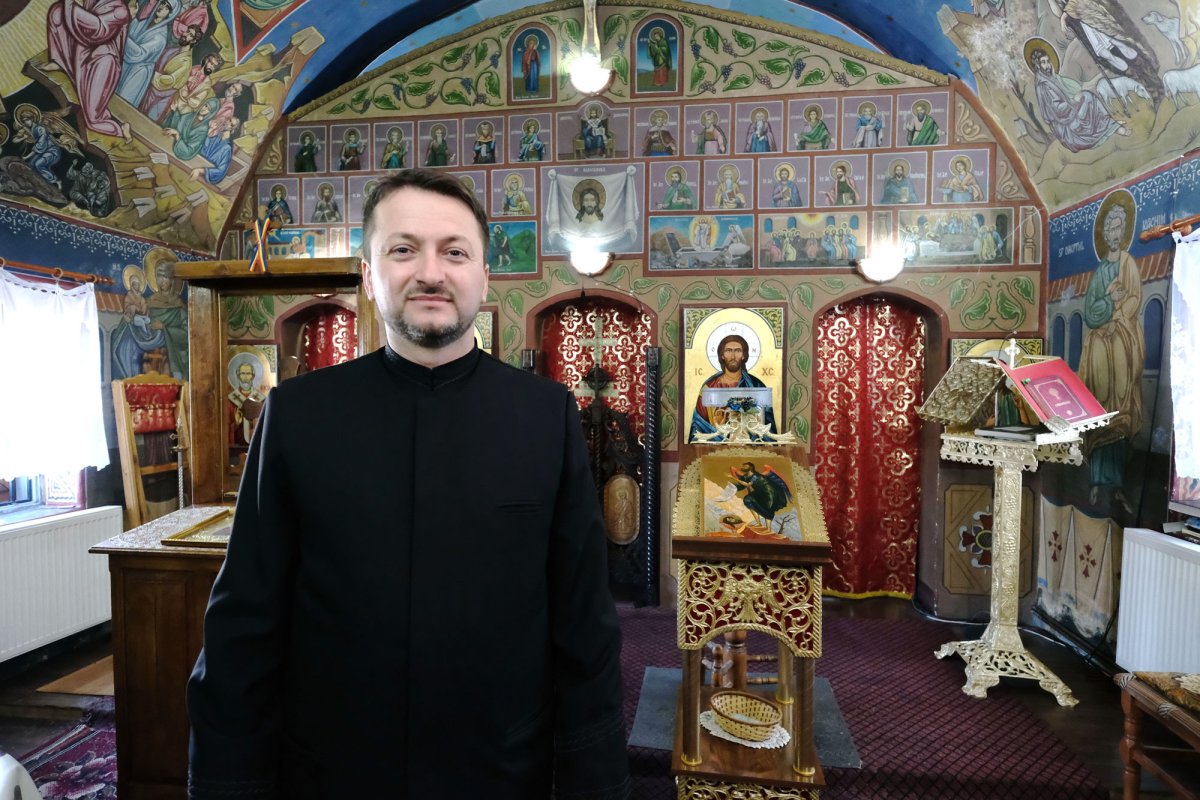 „Hora satului” adună comunitatea în jurul Bisericii 24147