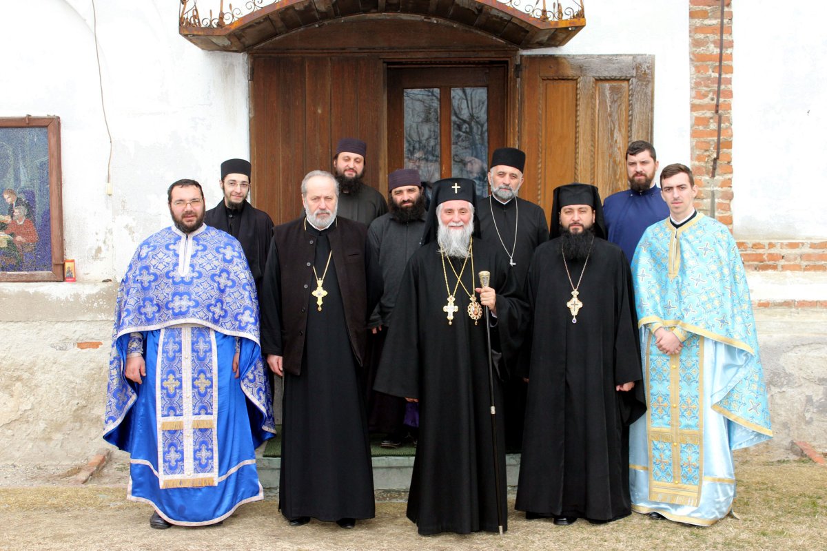 Sfântă Liturghie arhierească la Mănăstirea Jitianu de praznicul Întâmpinării 24030