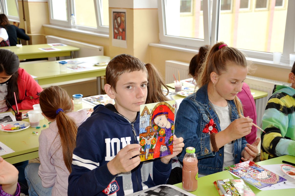 Aproximativ 200 de elevi au pictat icoane pe sticlă 23908