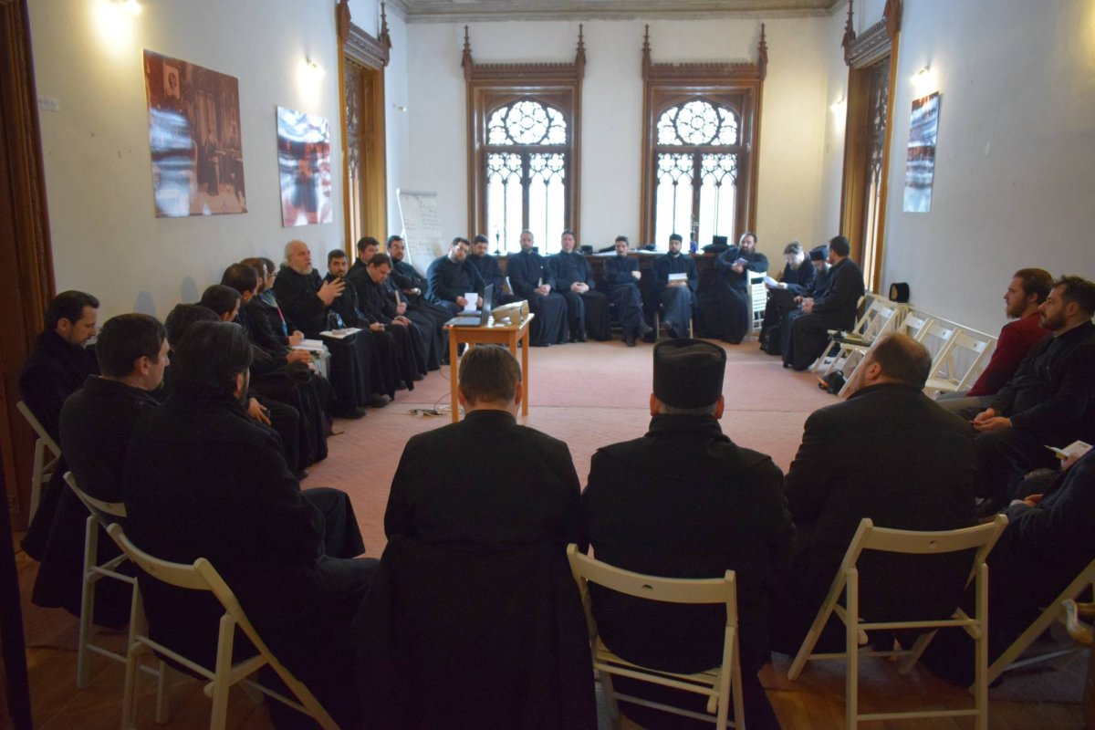 Întâlnire de lucru pentru îmbunătățirea activităților cu tinerii 23890