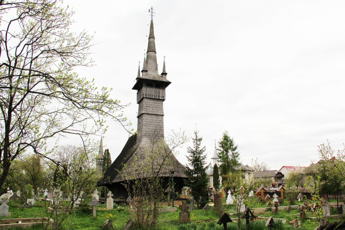 Tot mai mulţi vizitatori la locaşurile de cult maramureşene 23844