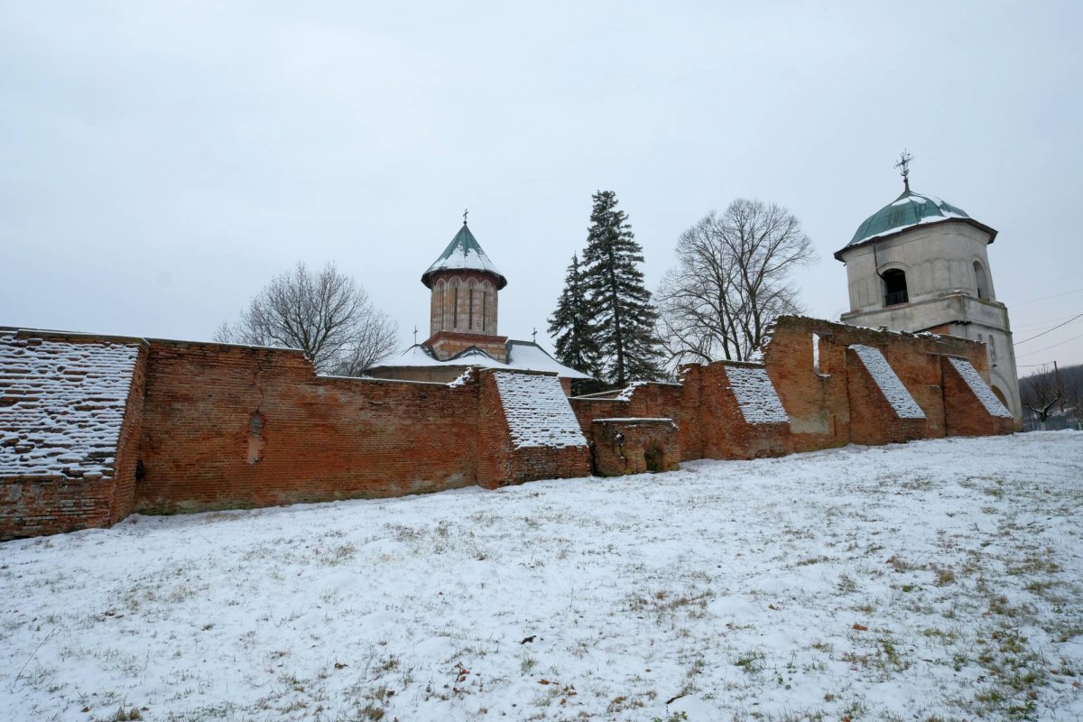 Căluiu, mănăstirea care vorbește de primul unificator al țării 23828