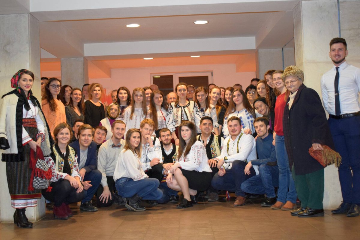 Tineri ascoreni ieşeni în vizită la Căminul de bătrâni din Bucium 23692